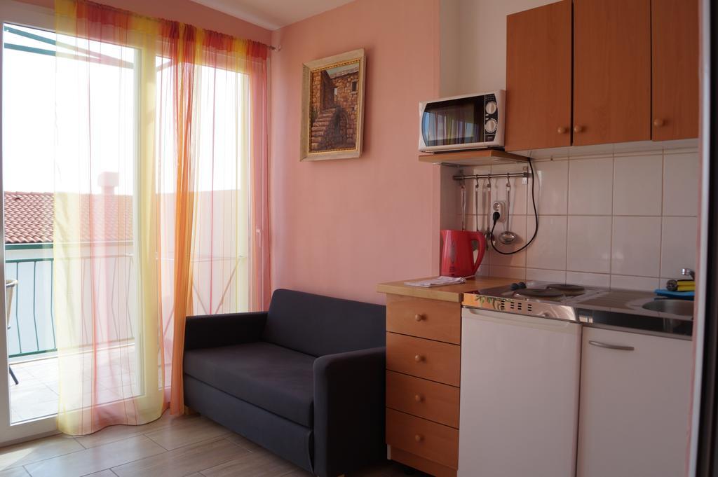 Apartments Mario With Private Parking Makarska Exterior photo