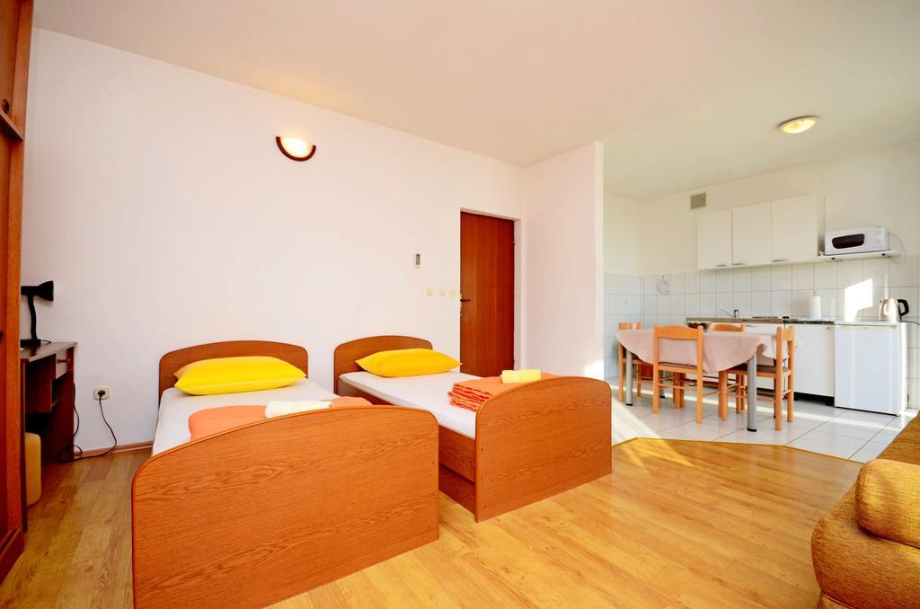 Apartments Mario With Private Parking Makarska Exterior photo