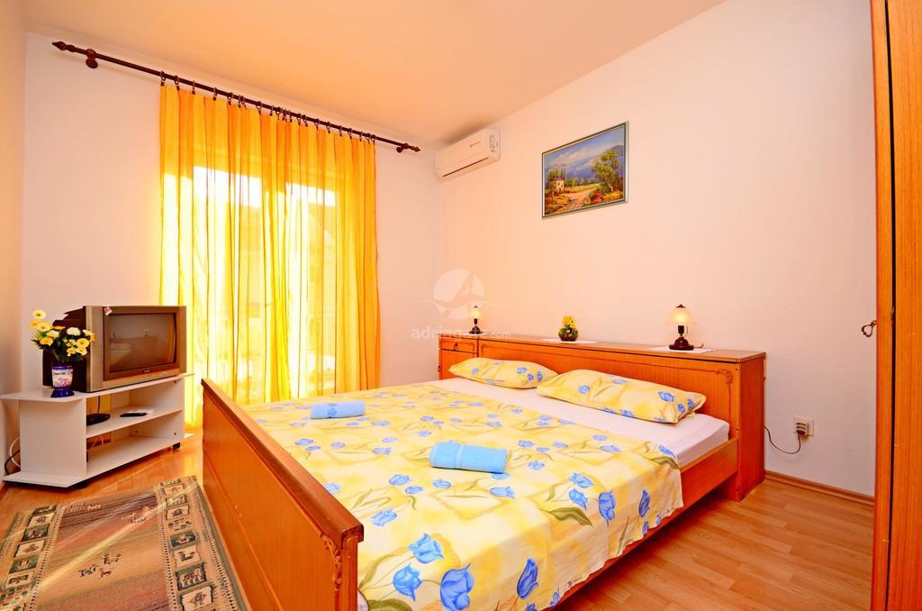 Apartments Mario With Private Parking Makarska Room photo