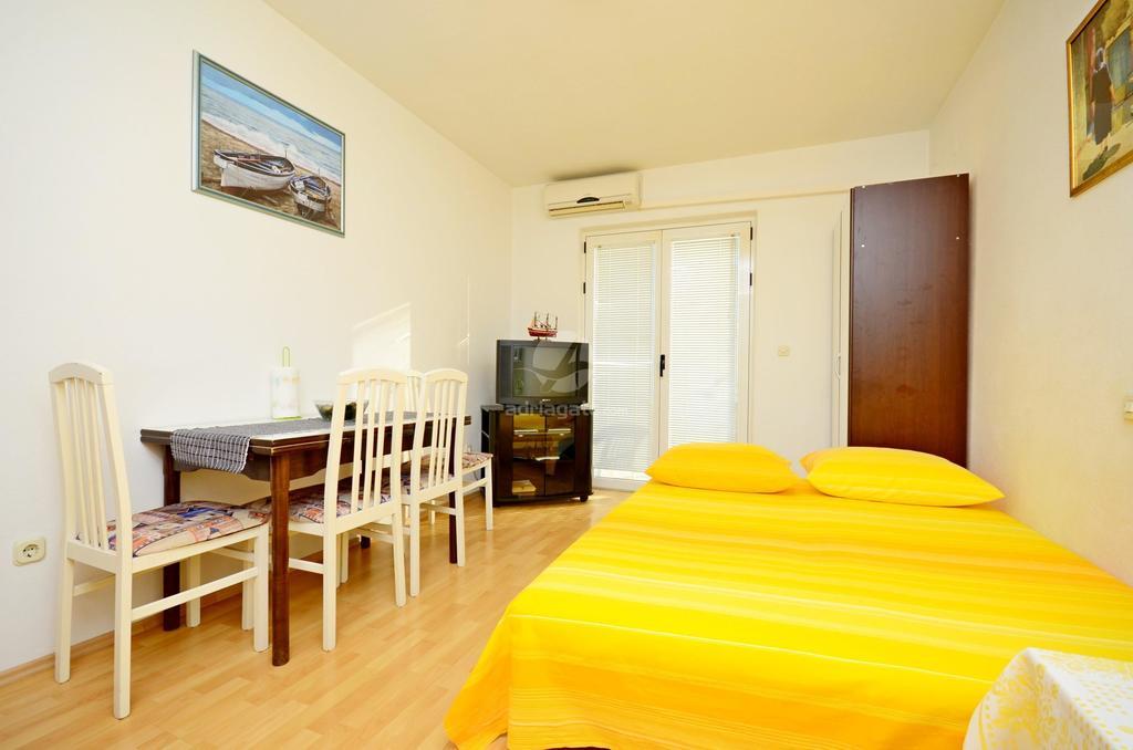 Apartments Mario With Private Parking Makarska Room photo