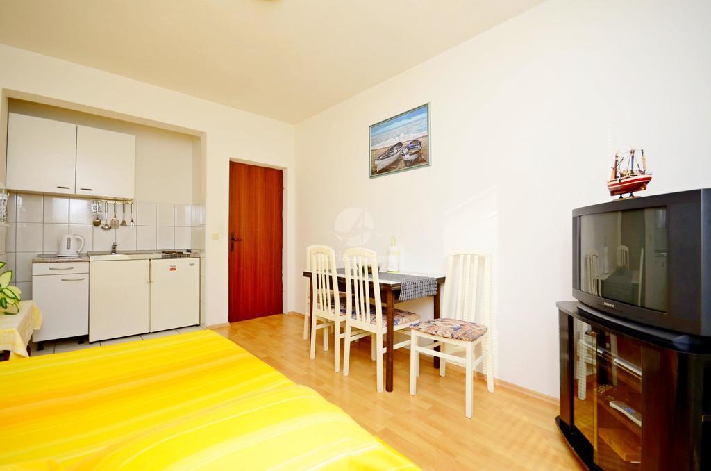 Apartments Mario With Private Parking Makarska Room photo