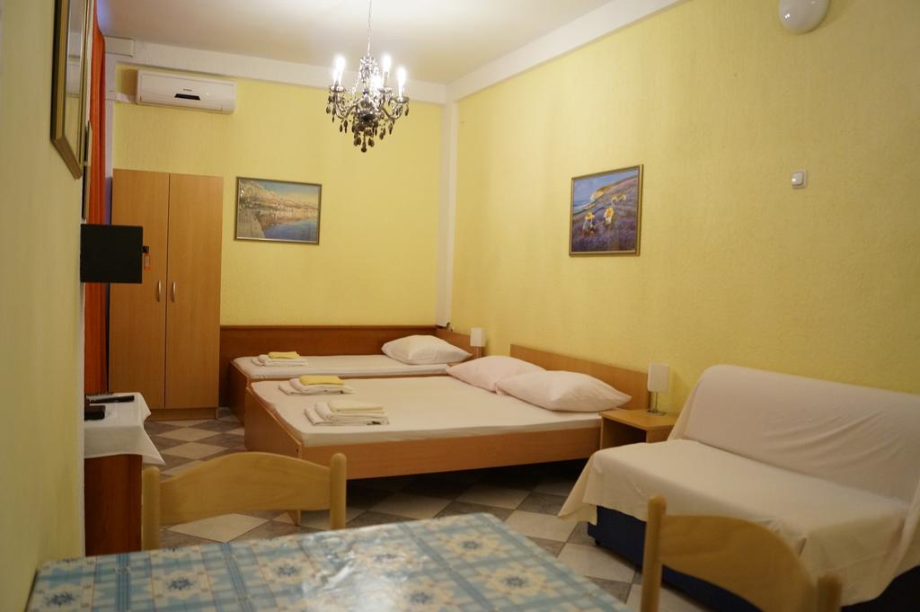 Apartments Mario With Private Parking Makarska Exterior photo