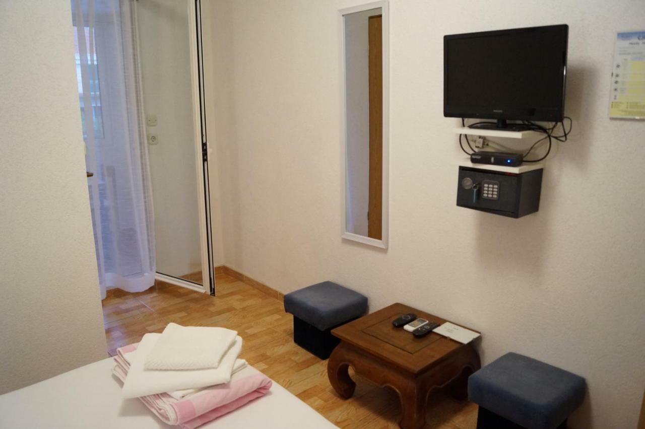 Apartments Mario With Private Parking Makarska Exterior photo