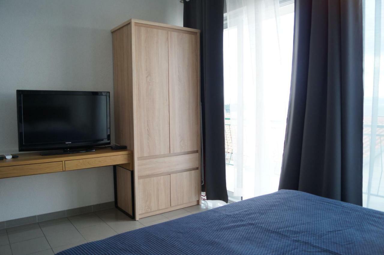 Apartments Mario With Private Parking Makarska Exterior photo